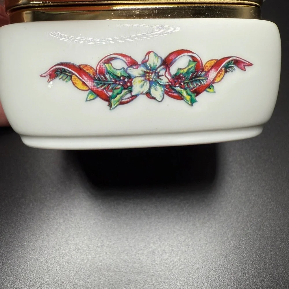 Heritage House Melodies of Christmas Joy To‎ The World Music Box Porcelain
